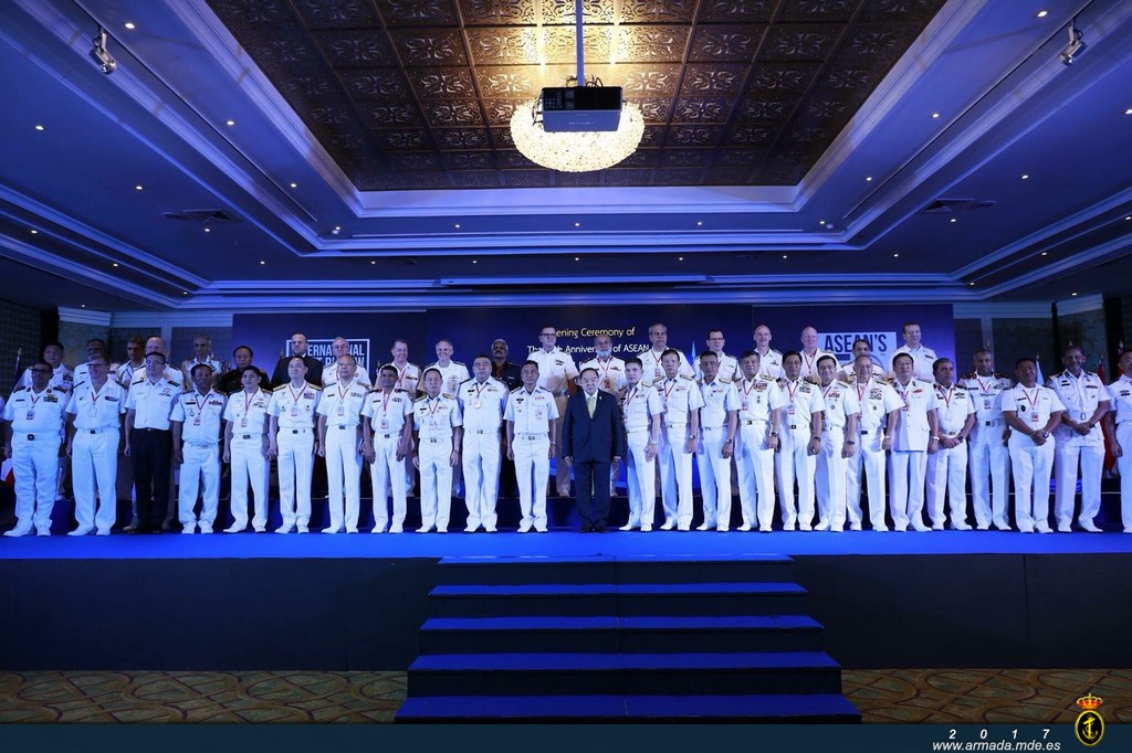 Representantes de las marinas asistentes a la celebración del 50 aniversario de creación de la ASEAN